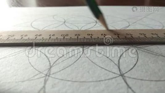 用铅笔在尺子里画一条线，用圆圈画视频
