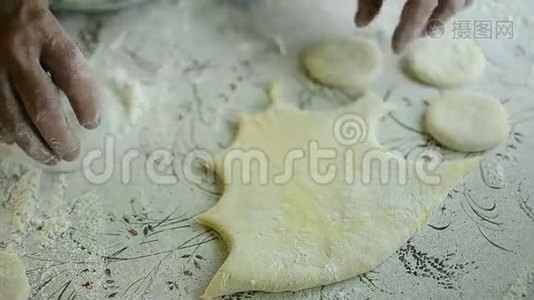 手工做面团饺子视频