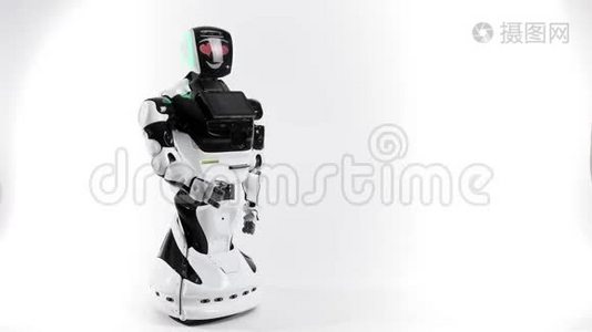 现代机器人技术。 光明工作室里的机器人。 Android在白色背景上举起和放下了手。 显示视频