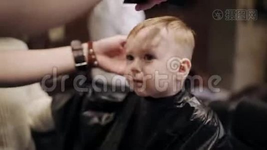 婴儿第一次理发时间在美发厅视频