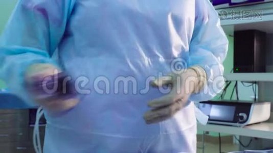 护士拿起手术器械的手视频