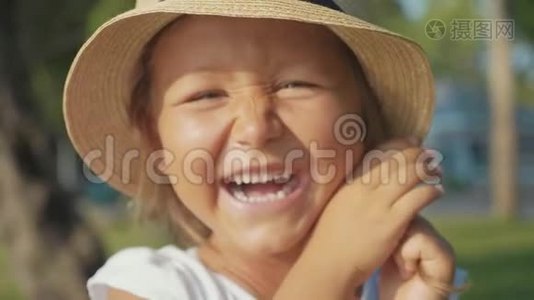 美丽可爱的小女孩笑着看镜头的肖像视频