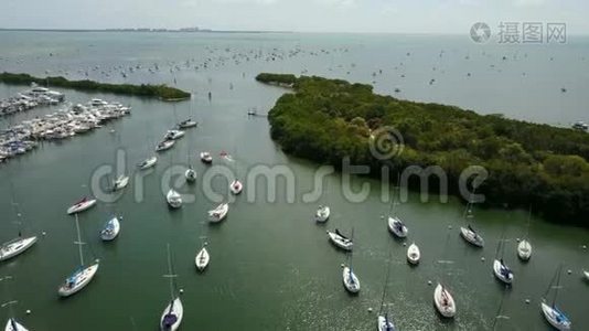 豪华4k空中无人机视野中的蓝色海水海景中，小型旅游游艇摩托艇在港湾港平静休息视频