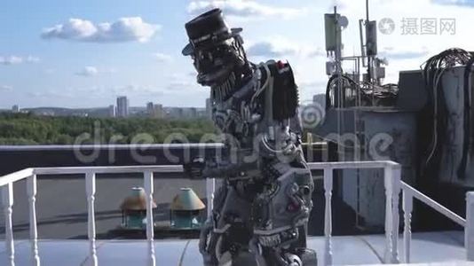机器人在城市天际线和蓝天的背景上移动双手。 录像。 人工技术的概念视频