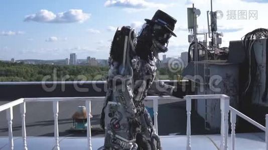 机器人在城市天际线和蓝天的背景上移动双手。 录像。 人工技术的概念视频