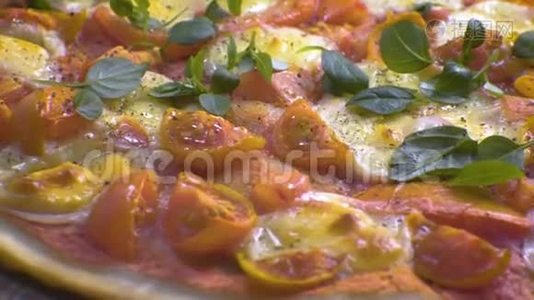 准备好的披萨玛格丽塔樱桃，奶酪和罗勒叶侧视图。视频视频