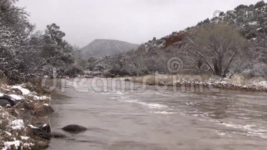 冬季河水泛滥视频