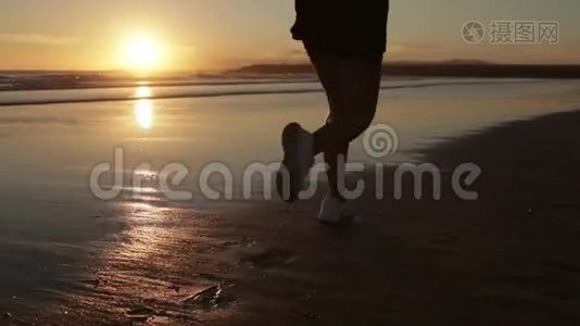 日落时分，年轻女子在海边奔跑视频