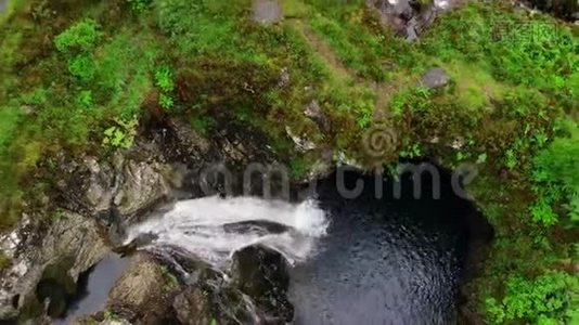 穿过苏格兰斯凯岛美丽而无限的绿色景观视频
