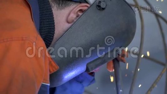 一个戴防护面罩的人焊接，慢动作射击视频