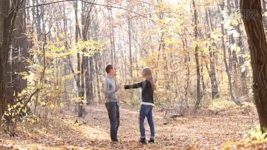 在树林里的一对年轻夫妇视频