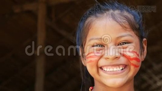 在亚马逊的一个土著部落看镜头的巴西土著女孩视频