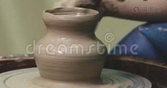 女人手拿陶轮。 手工艺人造型锅视频
