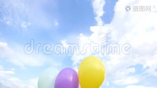 蓝天背景上五颜六色的气球视频