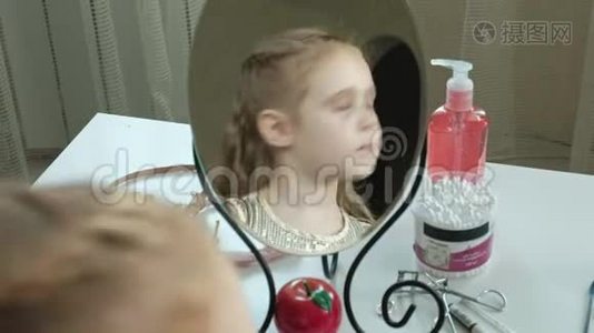 红发的小女孩在嘴唇上涂了口红，照镜子，化妆，脸，时尚，时尚，时尚，化妆品视频