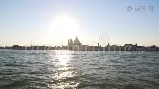 威尼斯黄金时间，大运河水上之旅，教堂和建筑景观视频