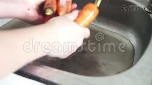 洗洗水槽里的胡萝卜。视频