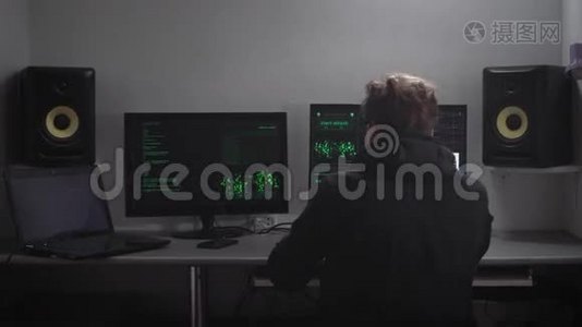 年轻的黑客，金发，穿着黑色衣服，坐在地下掩体里，写程序监视其他人视频