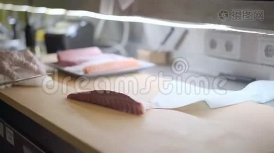 日本寿司主厨切鲜鱼生鱼片视频
