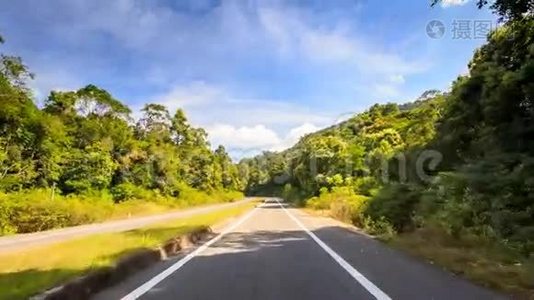 摄像机沿公路独立线路移动，植物阴影侧视频