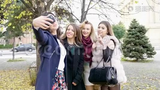 一群女朋友在城里自拍的慢动作视频