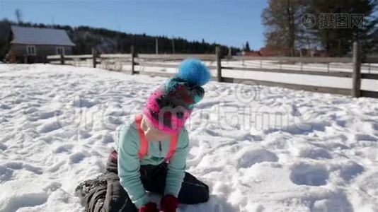 嬉戏的女孩在镜头前扔雪球，享受外面温暖的冬天天气。 有娱乐户外活动的女性儿童视频