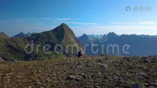 一个背着背包的女孩在山里旅行视频