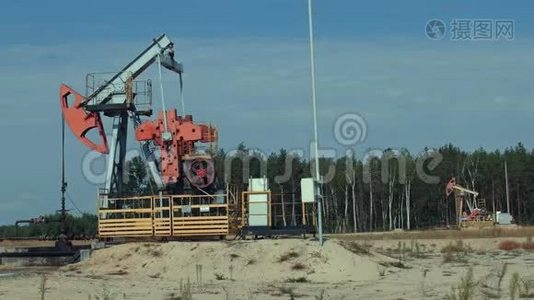 俄罗斯油井上的Pumpjack开采石油视频