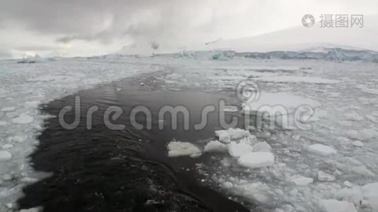 在阿根廷，船冰运动和雪海岸线对水的跟踪波。视频