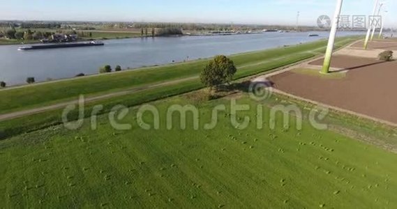 荷兰风力涡轮机的鸟瞰图视频