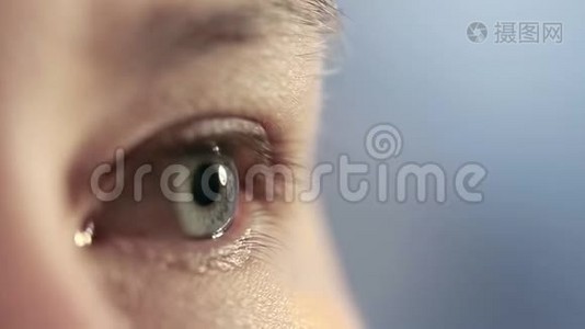 人眼特写.. 蓝色雌性眼睛的宏观。视频