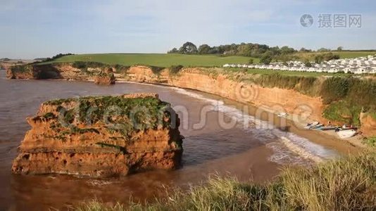 英国德文郡拉德拉姆湾海滩，有岩石堆和海浪视频