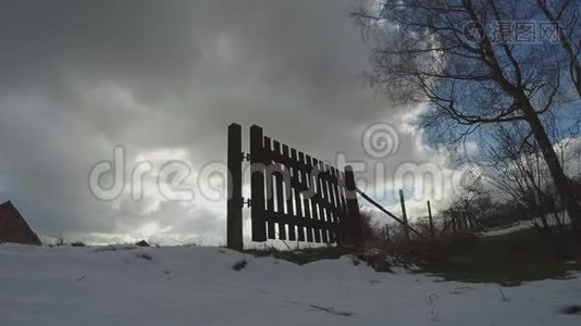 雪冬的木制栅栏门视频