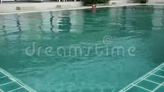 苗条漂亮的女人走进酒店游泳池，尽情享受。 暑假概念视频