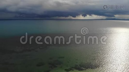 狂风暴雨的天空和不寻常的白沙海岸。惊心动魄的多云多雨的天空和沙波白色的海滨视频