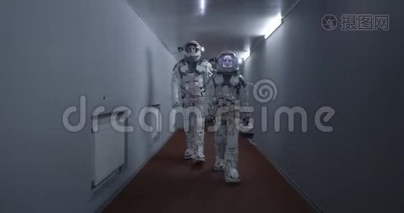 宇航员沿着走廊走视频