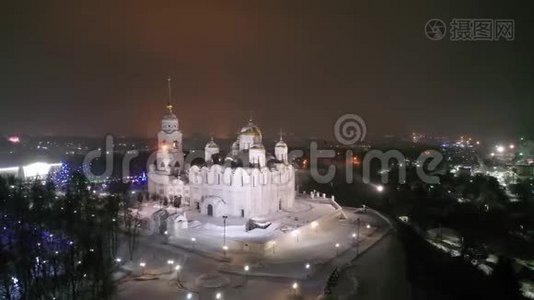 下雪后的大教堂。 冬天平静的夜晚，粉红色的风景。 美丽的冰冻景观。 弗拉基米尔视频