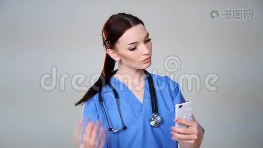 医院里的女医生照片电话视频