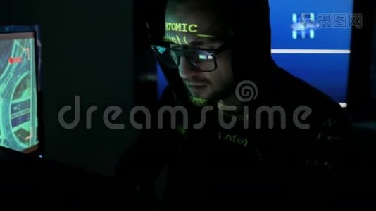 男性黑客在计算机上工作，戴眼镜的IT专业程序员在网络安全中心工作视频