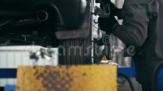 车间汽车服务中的工人-趋同的崩溃-工艺修理视频