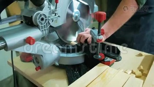 一个木匠正在工作室里用一台特殊的机器加工木材。 接头使用圆形锯床视频