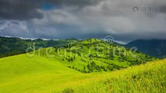 山峦叠嶂，天空阴云密布，时断时续的景色视频