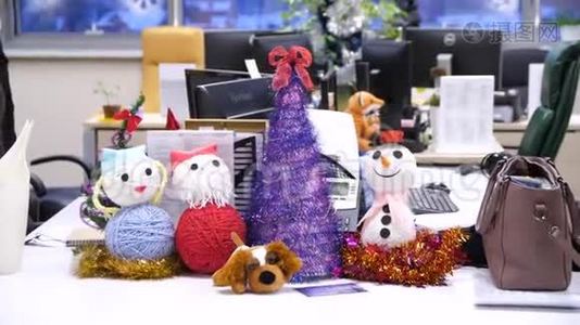 圣诞和新年前夕，办公室的木桌上放着装饰玩具的物品视频