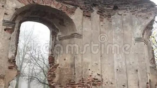 秋天公园中一座旧建筑的废墟视频
