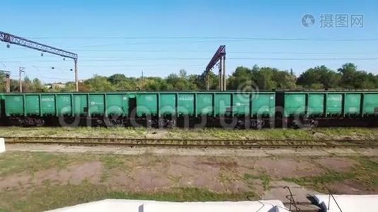 一个货运仓库中的煤火车的鸟瞰图-煤、采矿、火车视频