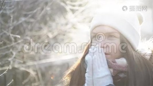 美丽的女人试图温暖她的冷冻手与呼吸在冬季早晨室外。 令人惊奇的女孩和弗罗斯特视频