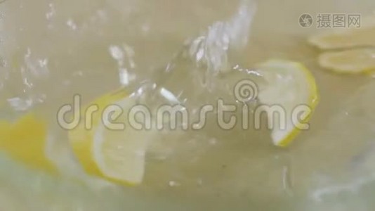 柠檬慢慢地掉进水里视频