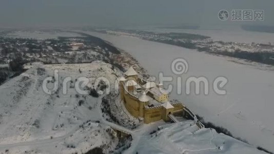 鸟瞰霍廷城堡，乌克兰西部，欧洲冬季景观..视频