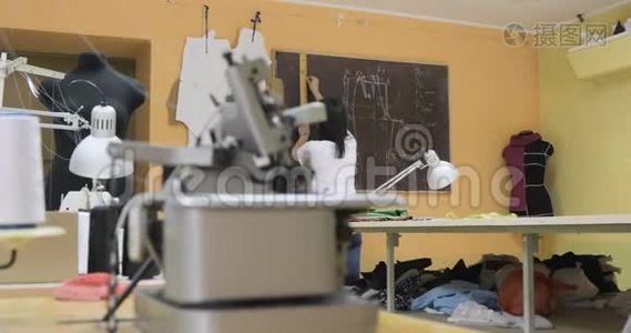 从事时装设计师和裁缝工作的妇女，在阿泰利耶看素描视频