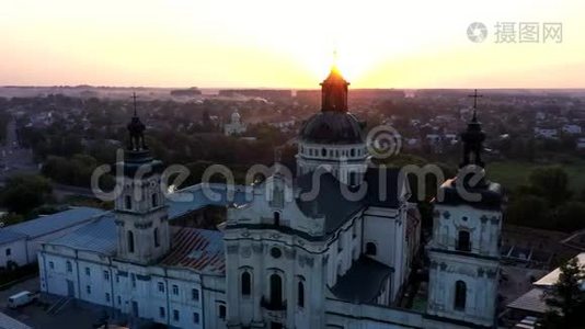 中世纪天主教古堡——乌克兰伯迪希夫市的一座城堡.. 赤脚卡梅尔人修道院。 空中飞行视频